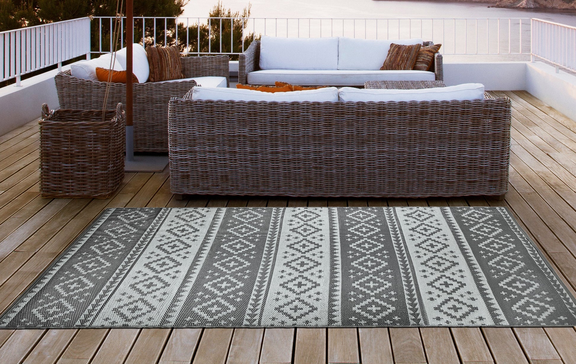 Fiesta Dark Grey 50140 Indoor/Outdoor Plastic Rug - Erbanica