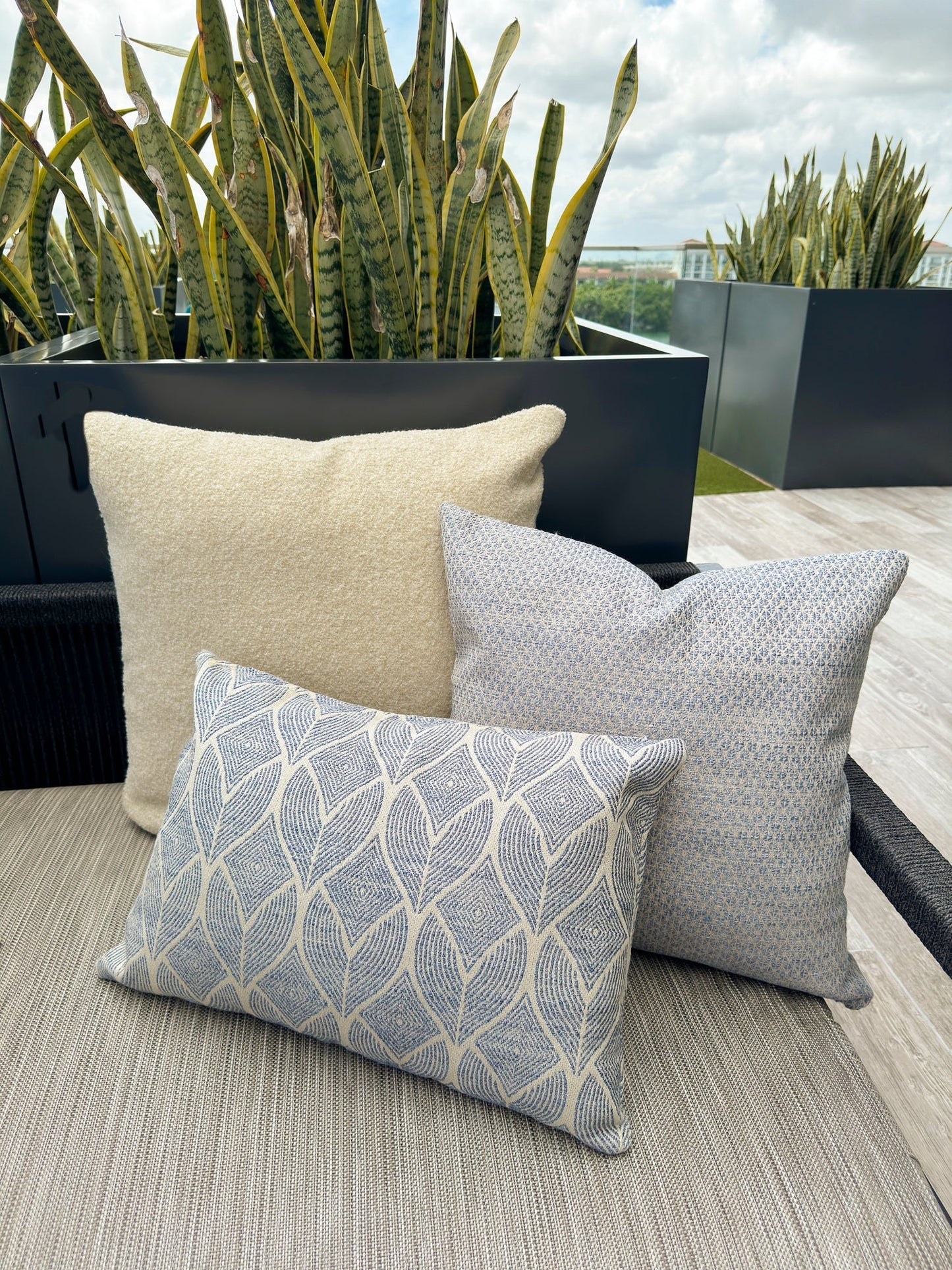 Coastal Breeze Indigo Indoor Outdoor Table Runner, Placemat & Pillow Collection